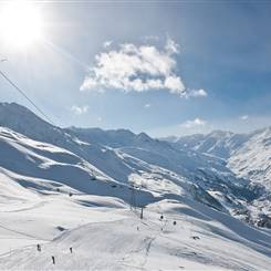 Skigebiet mit Abfahrten bei strahlendem Sonnenschein
