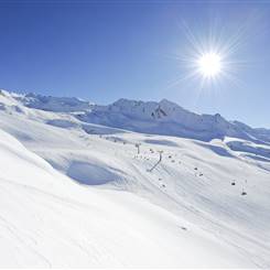Skigebiet mit Lifanlagen bei strahlendem Sonnenschein